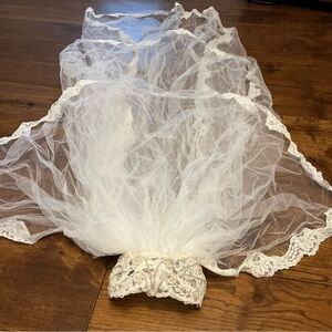 Vintage 1950s Bridal Wedding Headpiece Vail Beaded Lace Pearls White Taffeta